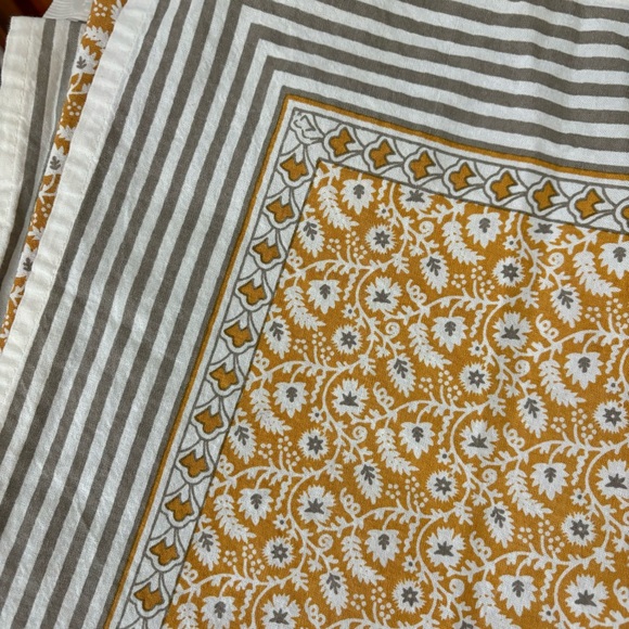 Williams Sonoma-Pattern Tablecloth in gold/grey/cream Paisley Print-100% cotton - Picture 5 of 9